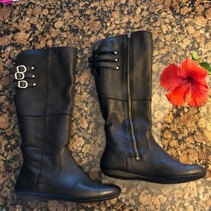 Born size 6 /6.5 Leather zip up boots 3 buckles